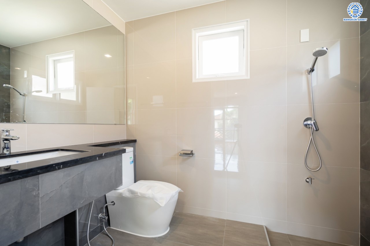 บ้านมือสองตกแต่งใหม่ ม.นันทวัน บางใหญ่-รัตนาธิเบศร์ บ้านเดี่ยวคุณภาพแบรนด์ LH ตอบโจทย์ทุกไลฟ์สไตล์ เนื้อที่ขนาด 66 ตร.ว. ฟังก์ชัน 3 ห้องนอน 3 ห้องน้ำ 1 ห้องแม่บ้านพร้อมห้องน้ำในตัว บนทำศักยภาพ หน้าโครงการติดถนนกาญจนาภิเษก ใกล้รถไฟฟ้าสายสีม่วง "สถานีสามแยกบางใหญ่" และทางด่วน "ศรีรัช"